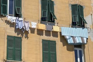 Italky vědí, jak udržet byt chladný i bez klimatizace. Češi přitom dělají přes den přesný opak